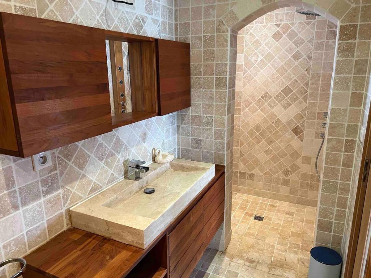 Saint-Laurent D'Aigouze : Appartement Avec Jardin Exterior photo